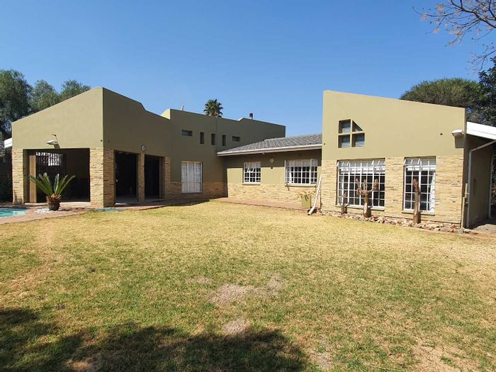 Brackendowns House For Sale: 3 bedrooms, pool, spacious garden, double garage.