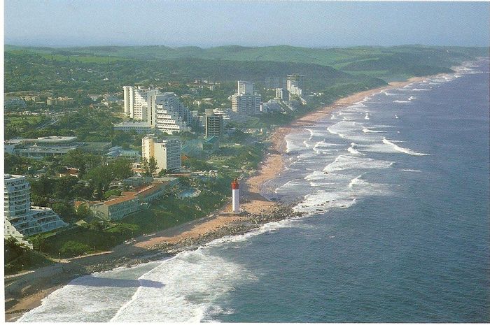 2 Bed, 2 Bath Townhouse To Rent in Umhlanga Rocks Central with sea views and pool.