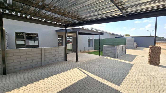 Apartment For Sale in Melodie: 2 beds, en suite, clubhouse, pool, care services.
