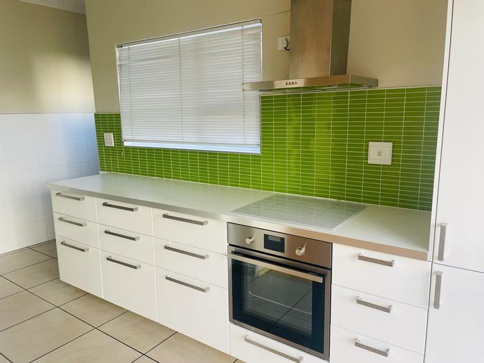 Townhouse to rent in Eros: 3 bedrooms, splash pool, secure complex.