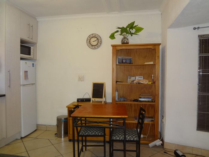 Cottage To Rent in Douglasdale: 1 bed, pool, braai area, close to amenities.