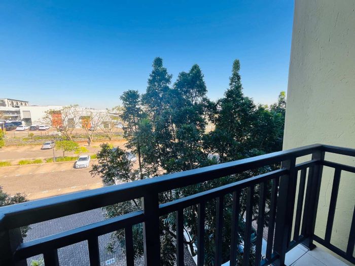 1-Bedroom Apartment in Umhlanga Ridge with Pool Access, Available 1st December.