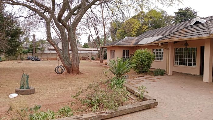 Glen Marais House For Sale: Spacious yard, indoor braai, close to schools.