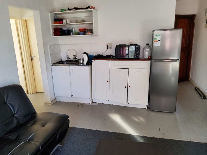 3-Bedroom Apartment in Amalinda, For Sale: Secure complex, playground, close to amenities.