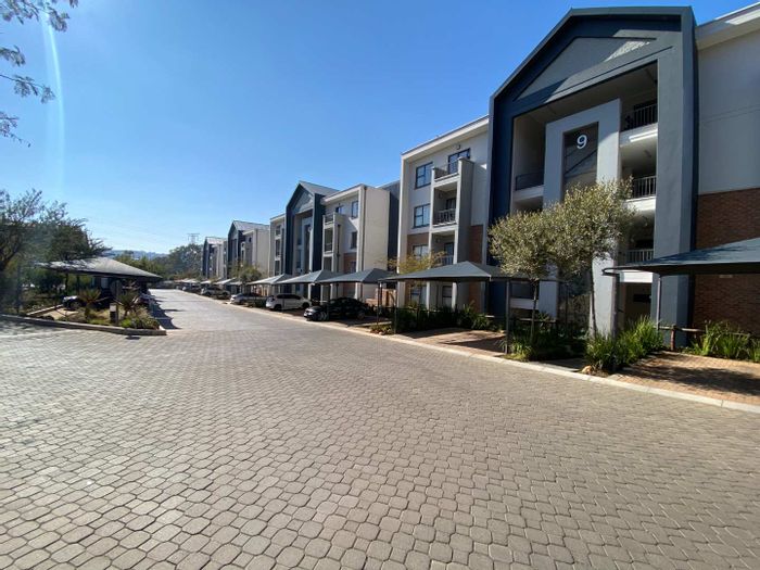 Mulbarton Townhouse For Sale: 2 beds, balcony, gym, pool, secure living.