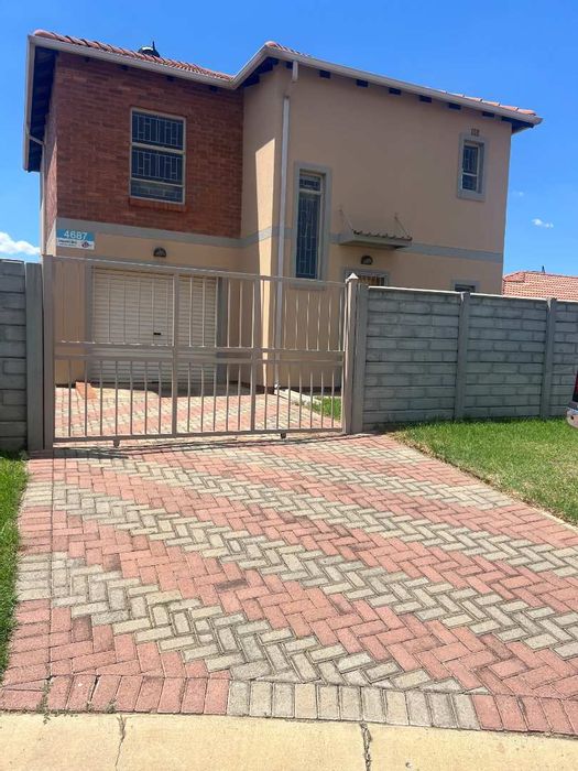 For Sale: Cluster Home in Leopard's Rest Security Estate with 4 Bedrooms, Garage.