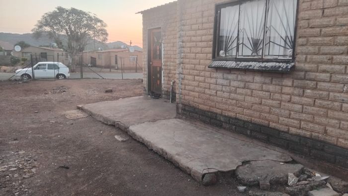 2 Bedroom House For Sale in Ga-Rankuwa with kitchen and well-maintained bathroom.