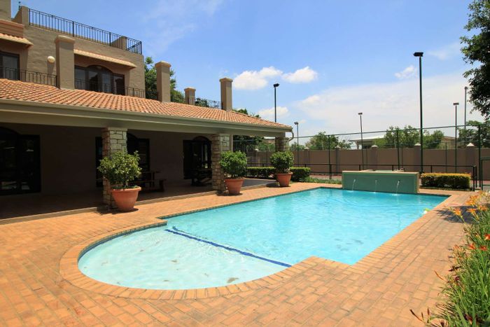 Lonehill Apartment To Rent: 1 Bed, Pool, Clubhouse, Fibre Ready, Great Location.