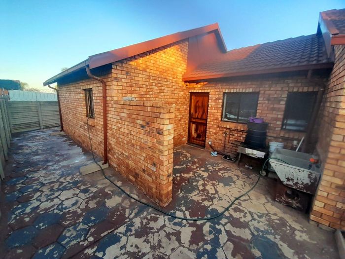 Property #2148518, House for sale in Lotus Gardens