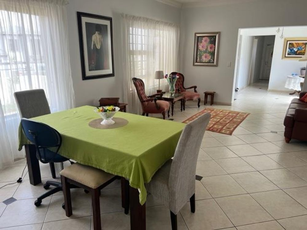 Main house - open plan dining area 