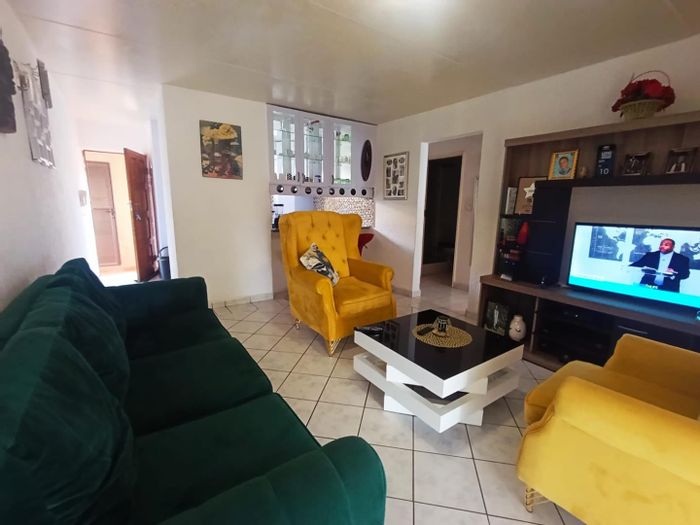 For Sale: Townhouse in Mondeor with pool, security, and spacious bedrooms.