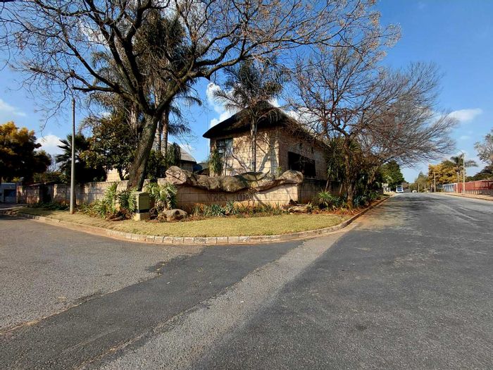Aston Manor House For Sale: 19 rooms, conference space, pool, near OR Tambo.
