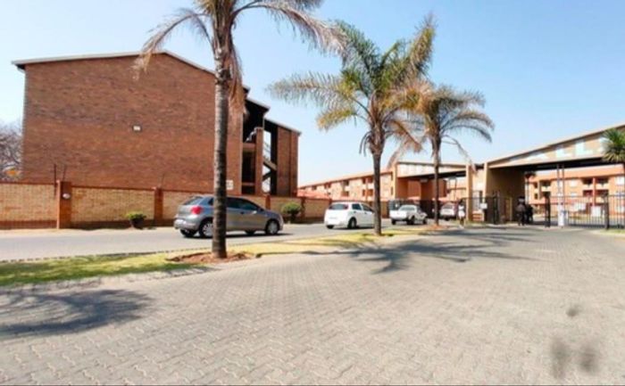 For Sale: Apartment in Boksburg North with garden, 24hr security, and amenities.