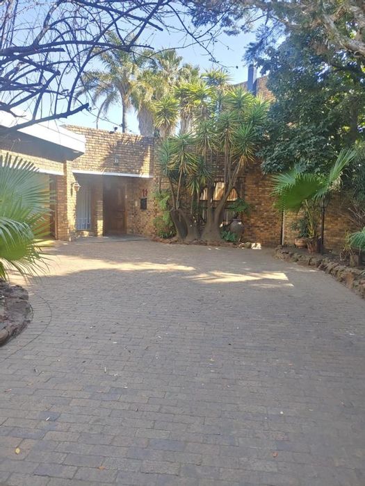 Sunward Park House For Sale: Indoor Pool, Modern Kitchen, Double Garage, Prime Location!