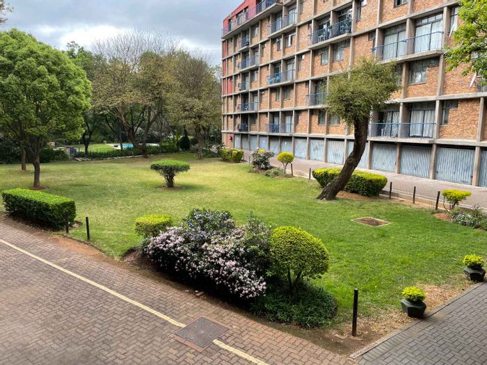 Kilner Park Apartment To Rent: 2 bedrooms, garage, pool, communal garden, fibre internet.