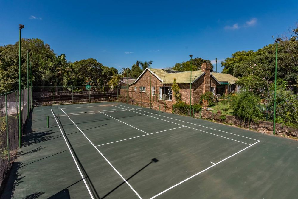 Magnificent tennis court with the house in the background