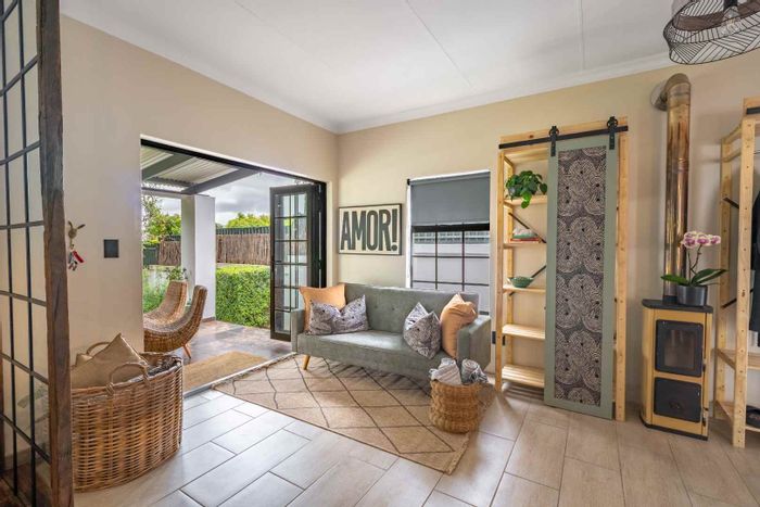 Waterkloof Apartment To Rent: 1 bed, spa services, chef meals, secure location.