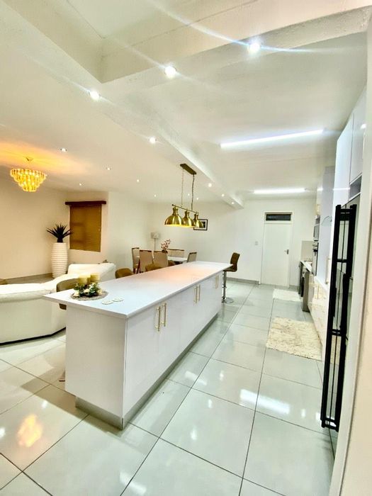 Klein Windhoek House To Rent: Fully furnished, secure, 3 bedrooms, office, utilities included.