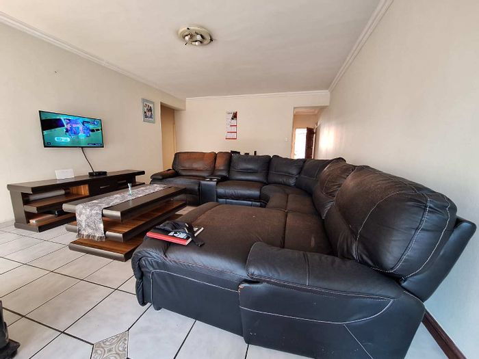 For Sale: Townhouse in Benoni Central with 2 bedrooms, spacious lounge, and modern kitchen.