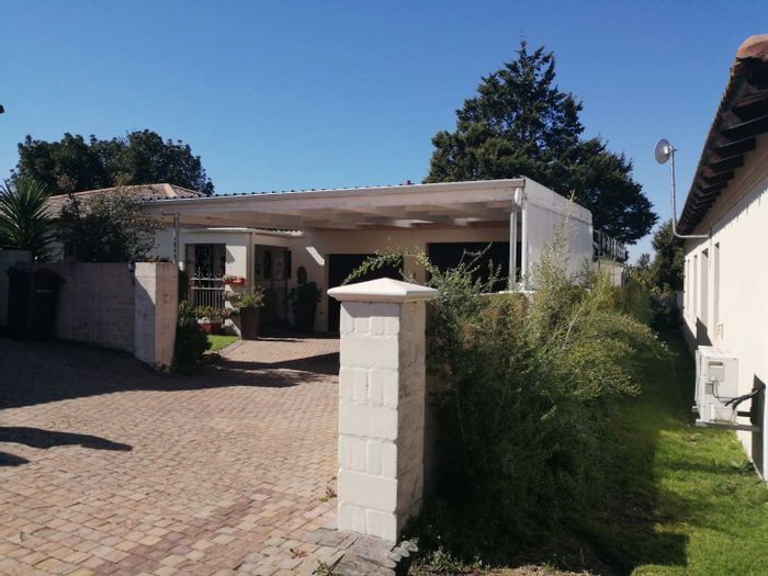 House for Sale in Grabouw Central: Open-plan living, garden, study, double garage.