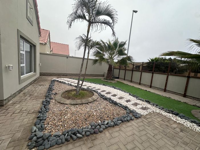 For Sale: House in Swakopmund Ext 23 with indoor/outdoor braai, three garages.