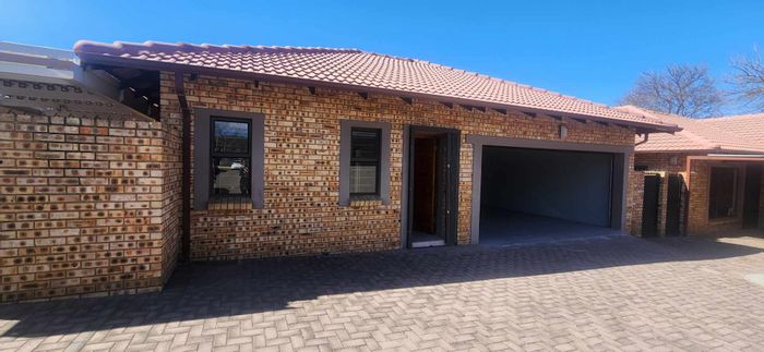 New Redruth Cluster For Sale: Open-plan living, covered patio, built-in braai, privacy.