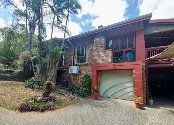 House for Sale in Nelspruit Ext 22: Deck, air conditioning, garage, and greenbelt views.