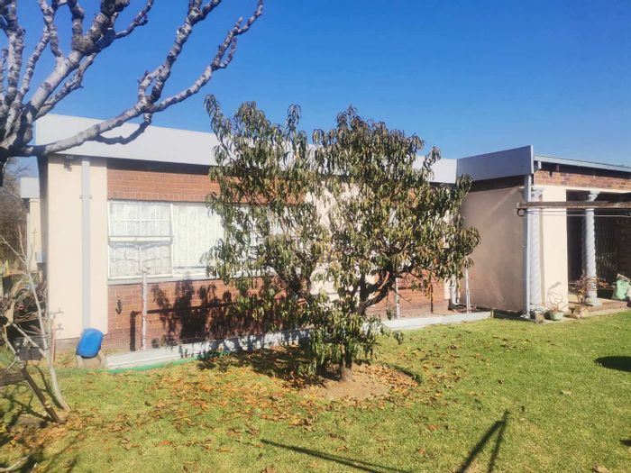 House for Sale in Vanderbijlpark Central East: 4 beds, flatlet, tool shed, pre-paid electricity.