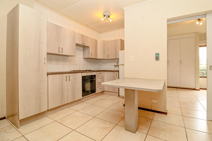 Garden apartment in Morning Hill with pool, parking, and security. To Rent.