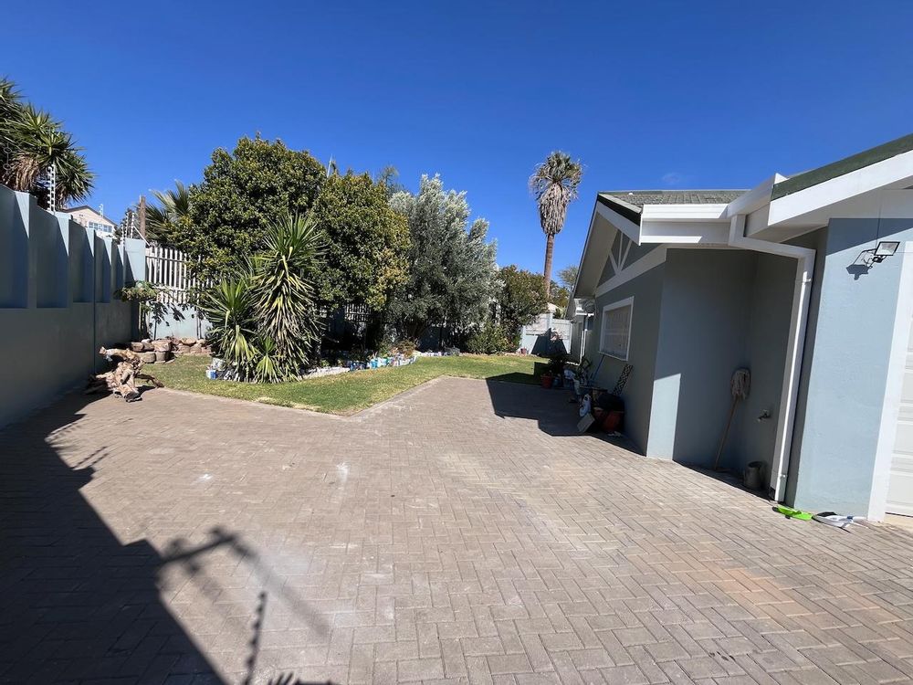 Lots of visitors parking, you can fit in at least 5 cars