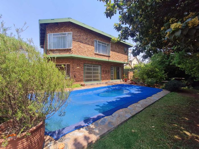 Lyttelton Manor House For Sale: 5 bedrooms, flatlet, pool, near schools and hospital.