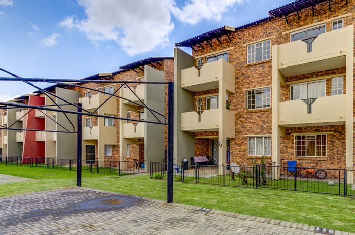 For Sale: Apartment in Comet with 24-hour security, prepaid electricity, and communal gardens.