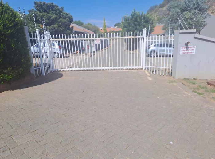 3-Bedroom Townhouse for Sale in Langenhovenpark with Secure Complex Amenities.