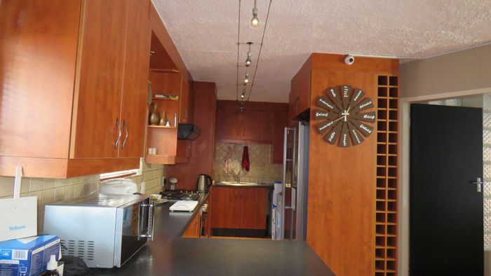 Cluster Home For Sale in Moreleta Park with Generator, Garden, and Balcony.