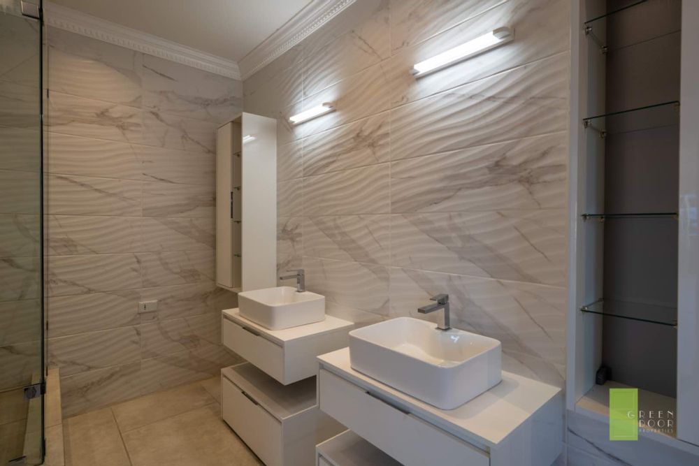 House 1 Main bedroom on suite