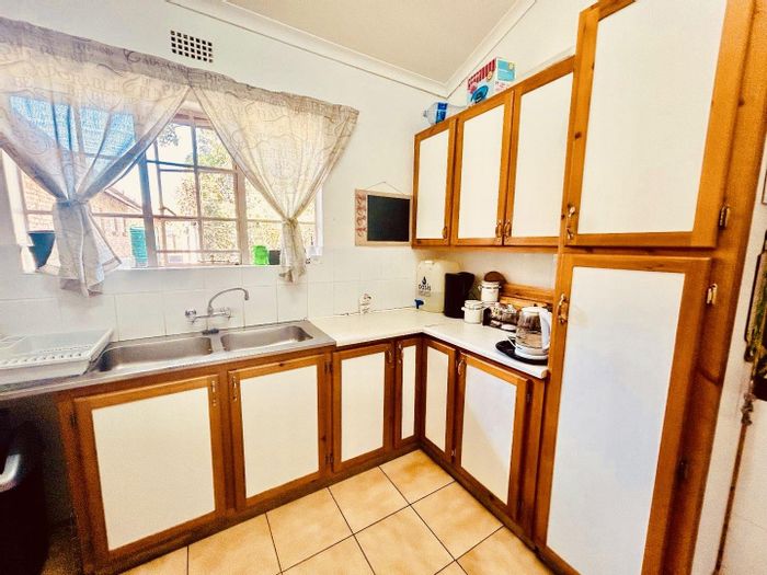 Vryheid Central Townhouse For Sale: 2 Bedrooms, Loft, Garage, Near CBD and Schools.