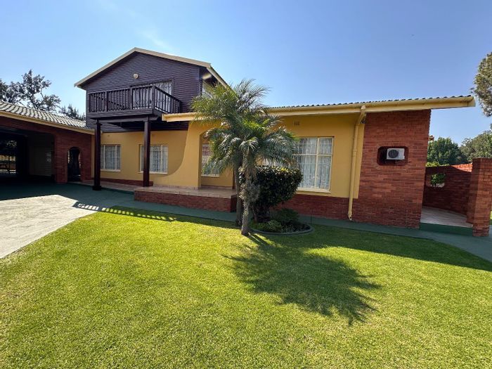 Dundee Central House For Sale: 5 bedrooms, pool, garage, and outdoor entertaining space.