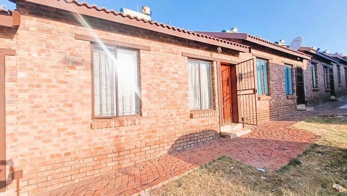 Olievenhoutbosch Apartment For Sale: 2 Bedrooms, near schools and shopping amenities.