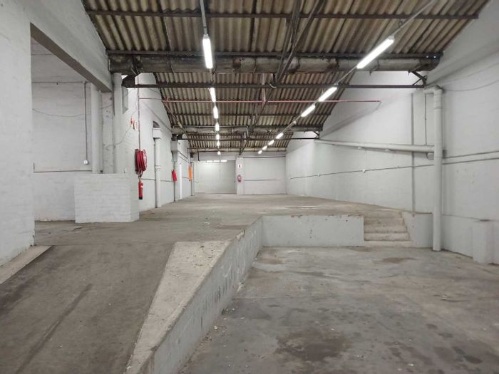 Industrial space to rent in Congella: 534 sqm, great location, security included.