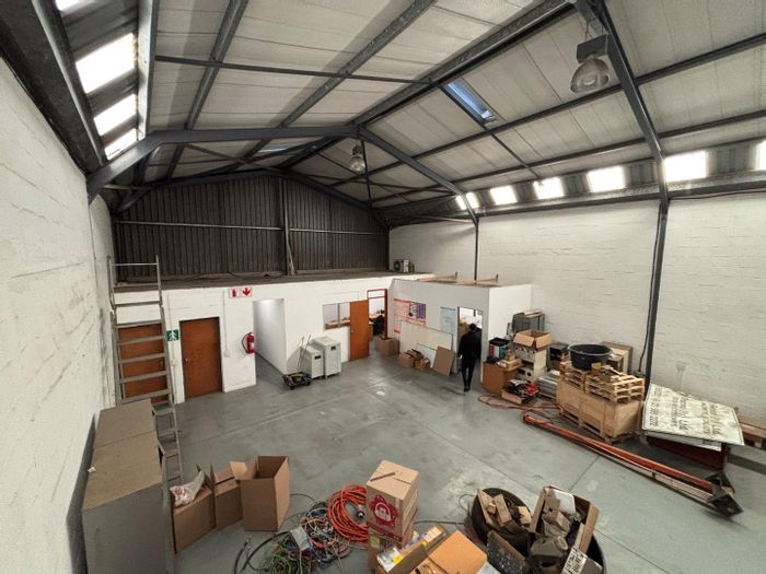 Industrial unit to rent in Montague Gardens with parking, three-phase power, and security.