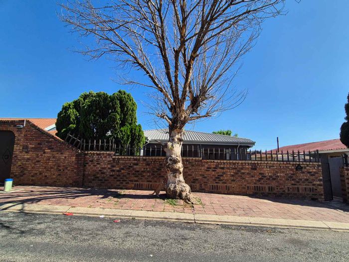 Reigerpark House For Sale: 4 bedrooms, flatlet, security, parking for 3 vehicles.