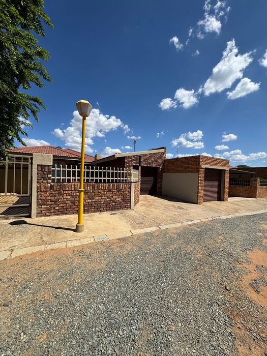 For Sale: House in Camelot with 3 beds, gym, equestrian amenities, and community feel.