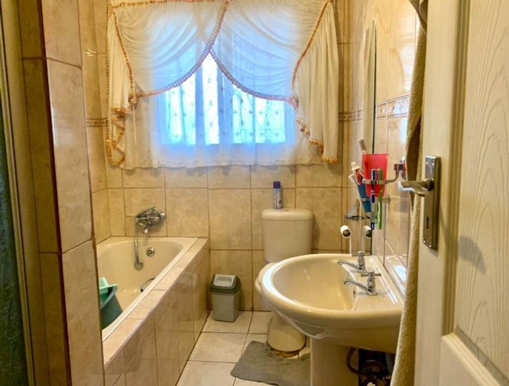 Guest bathroom with shower
