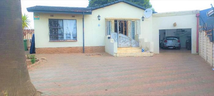Property #2071487, House for sale in Lenasia Ext 10