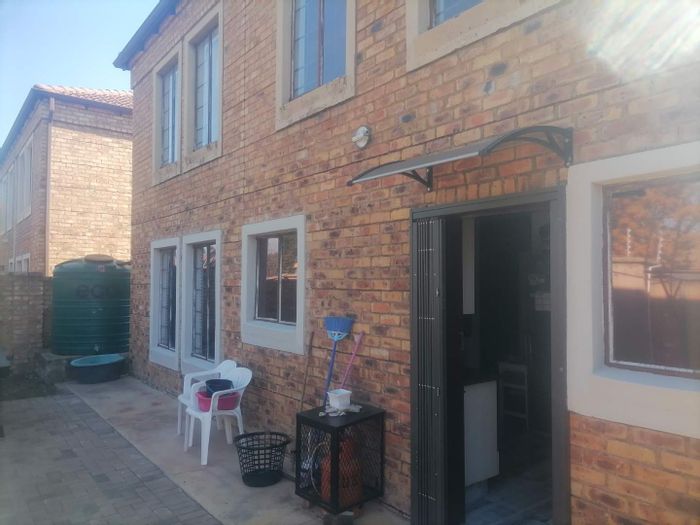 For Sale: Townhouse in Theresapark with 3 bedrooms, 2 baths, and 2 garages.