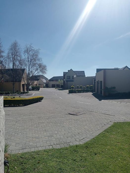 Townhouse in Equestria For Sale: 3 bedrooms, security, garden, and convenient amenities.