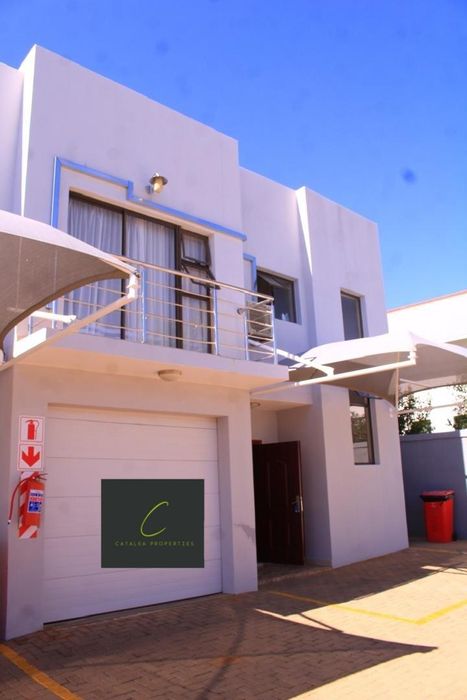 For Sale: Townhouse in Windhoek West, 3 bedrooms, garage, courtyard, balcony.