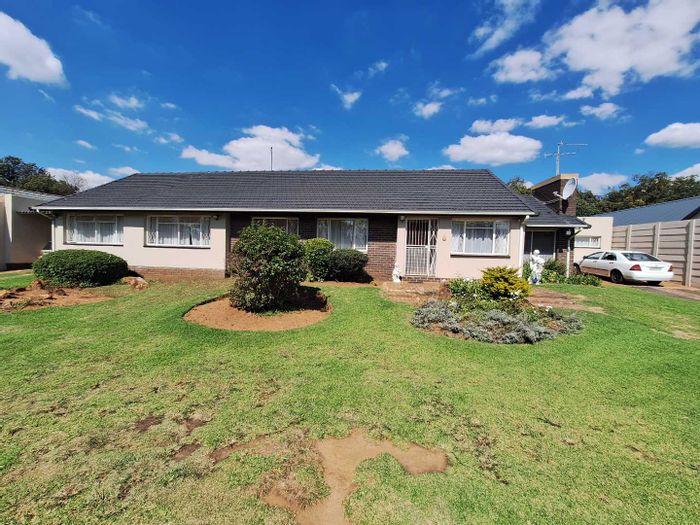 Rynfield House For Sale: 4 bedrooms, flatlet, expansive garden, security features.
