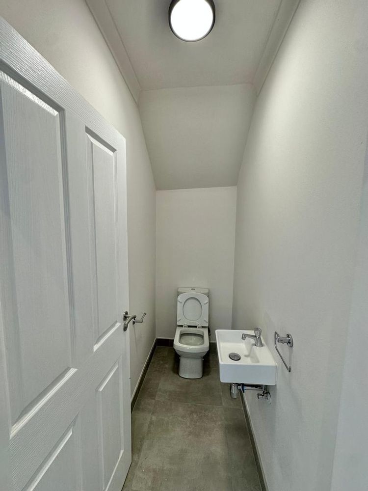 Guest toilet downstairs