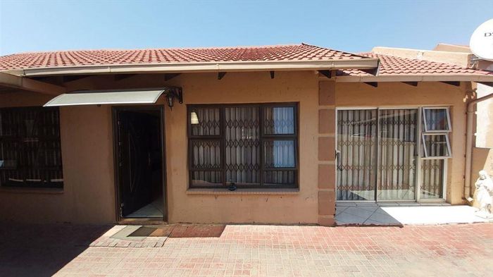 For Sale: Birchleigh North House with 3 beds, open plan living, double carport.